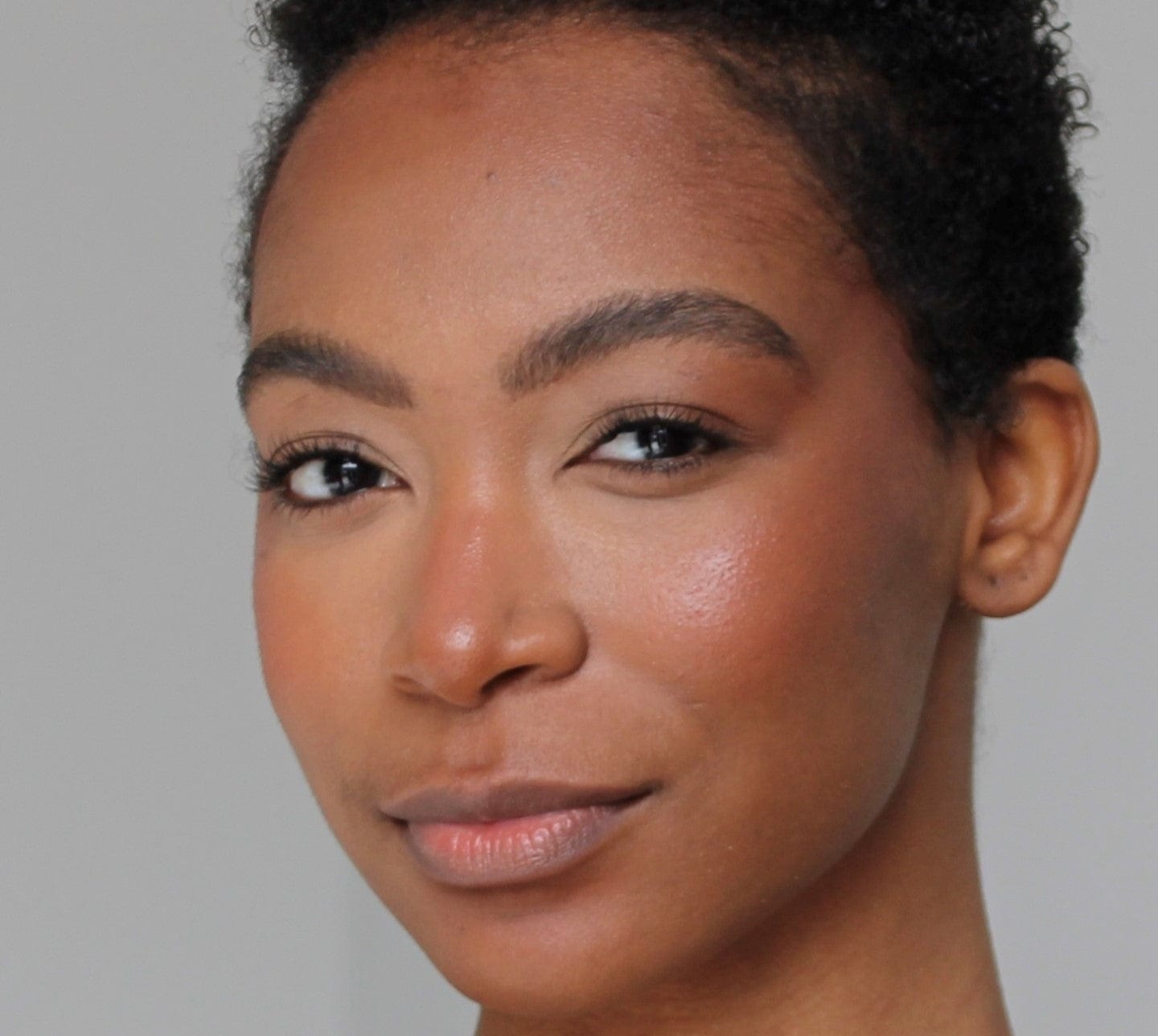 Dibs Beauty - Desert Island Duo - Shade 01 - Model Image