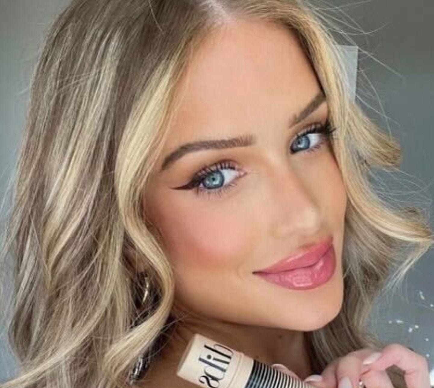 Dibs Beauty - Desert Island Duo - Shade 02 - Model Image