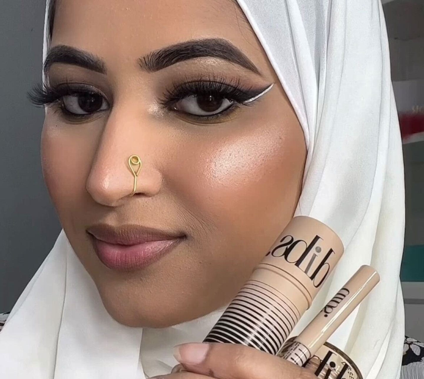 Dibs Beauty - Desert Island Duo - Shade 06 - Model Image