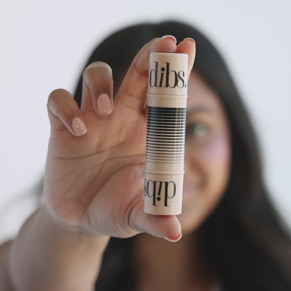 Video of Desert Island Duo showing bronzer and highlight applied for radiant finish