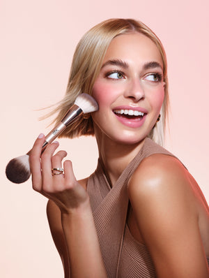 Duo Brush Face - Model Image