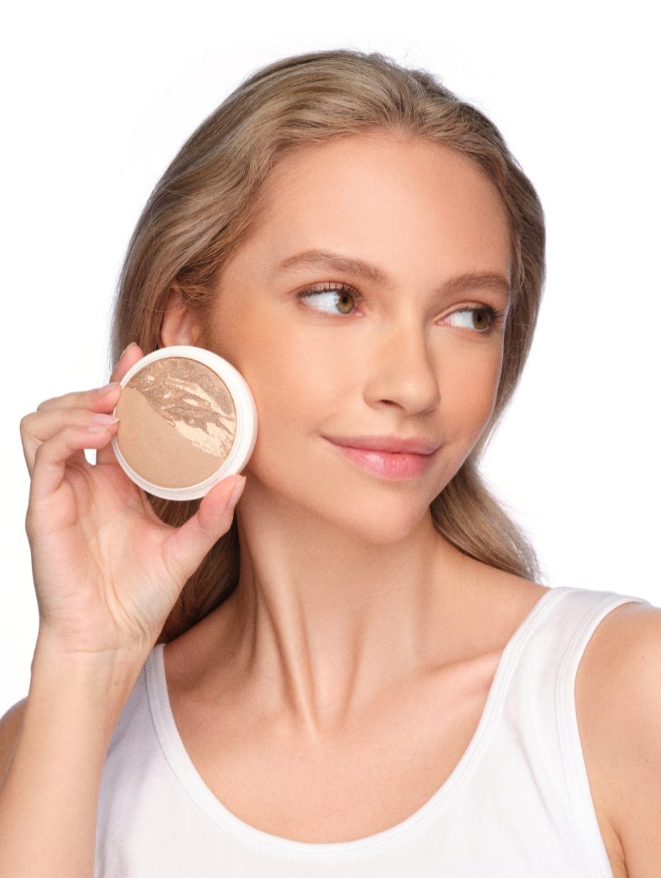 Duet Baked Bronzer - Vanilla Latte - Model Image